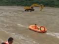 汉中大暴雨致挖掘机司机被困江中